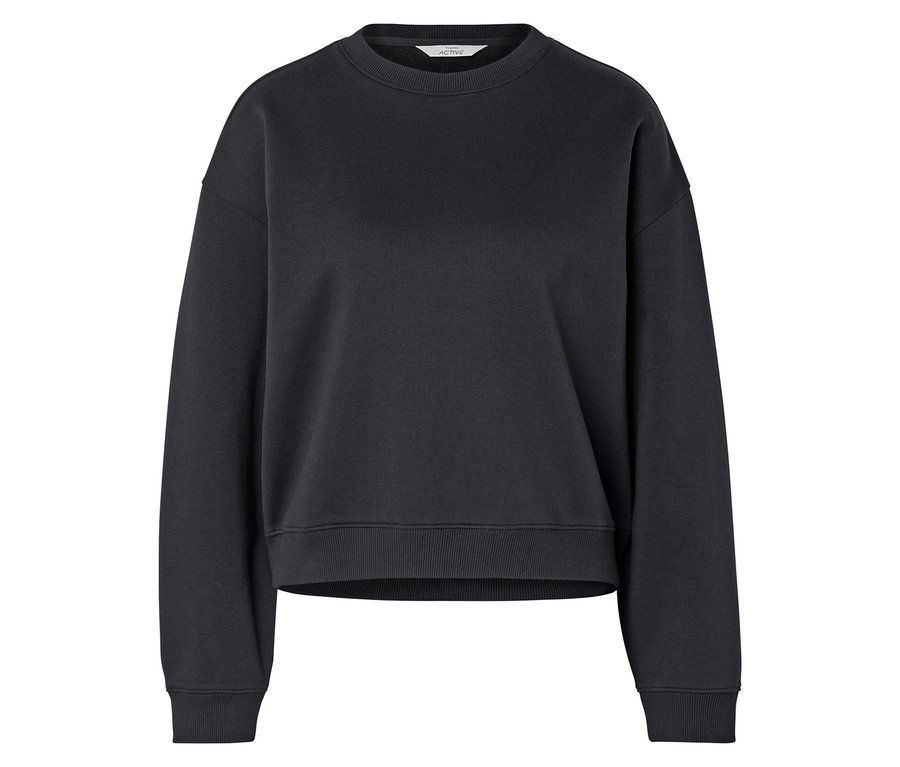 Ein schwarzes, langärmeliges Sweatshirt liegt vor einem weißen Hintergrund.