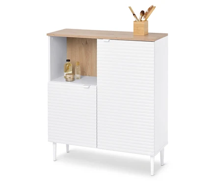 Weißer Schrank mit zwei Türen, einem Regal und einer hellbraunen Oberseite mit Kosmetika und Schminkpinseln.