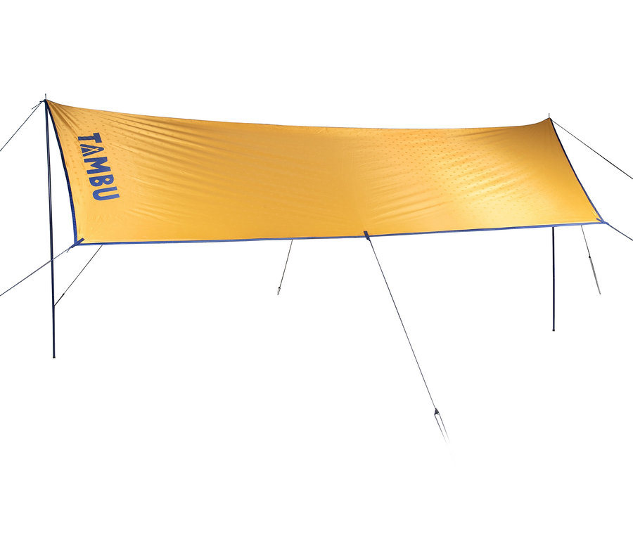 Das Tambu »PALA« Tarp/Sonnensegel ist goldfarben und rechteckig mit blauer Umrandung. Es ist an den Ecken mit Seilen und Stangen befestigt.