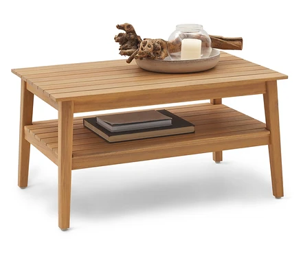 Ein zweistöckiger Couchtisch aus Holz mit Büchern auf der unteren Ebene und Kerzen auf der oberen Ebene.