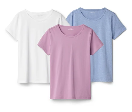 Drei kurzärmelige T-Shirts liegen übereinander gestapelt: weiß, lila und blau.