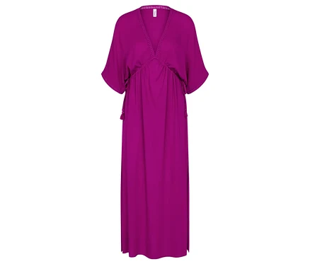 Ein magentafarbenes Triumph Beach MyWear Kaftan Maxi Dress mit V-Ausschnitt, kurzen Fledermausärmeln, geraffter Taille und seitlichen Quasten.