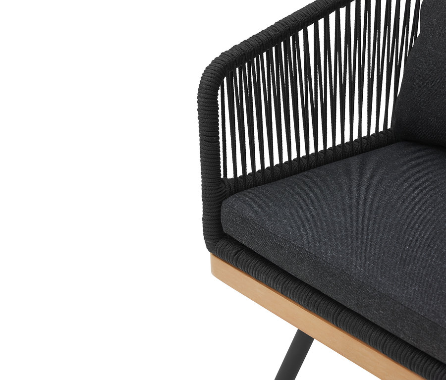 Detailansicht eines drehbaren Gartenstuhls mit Textilgeflecht, der einen grauen Sitz und eine Rückenlehne hat.