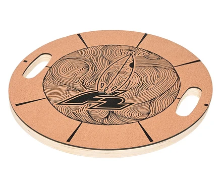 Eine braune F2 Round Balance Plate mit schwarzer Grafik liegt auf einer hellen Oberfläche.