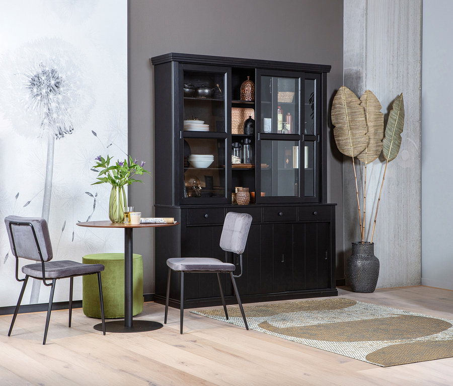 Essbereich mit WOOOD »Lagos« Buffetschrank, Tisch, zwei Stühlen, Hocker, Vase mit Blumen, Teppich und Wandbild mit Pusteblume.
