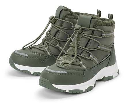 Zwei olivgrüne Winterstiefel mit weißer Sohle und Schnürsenkeln mit Stopper.