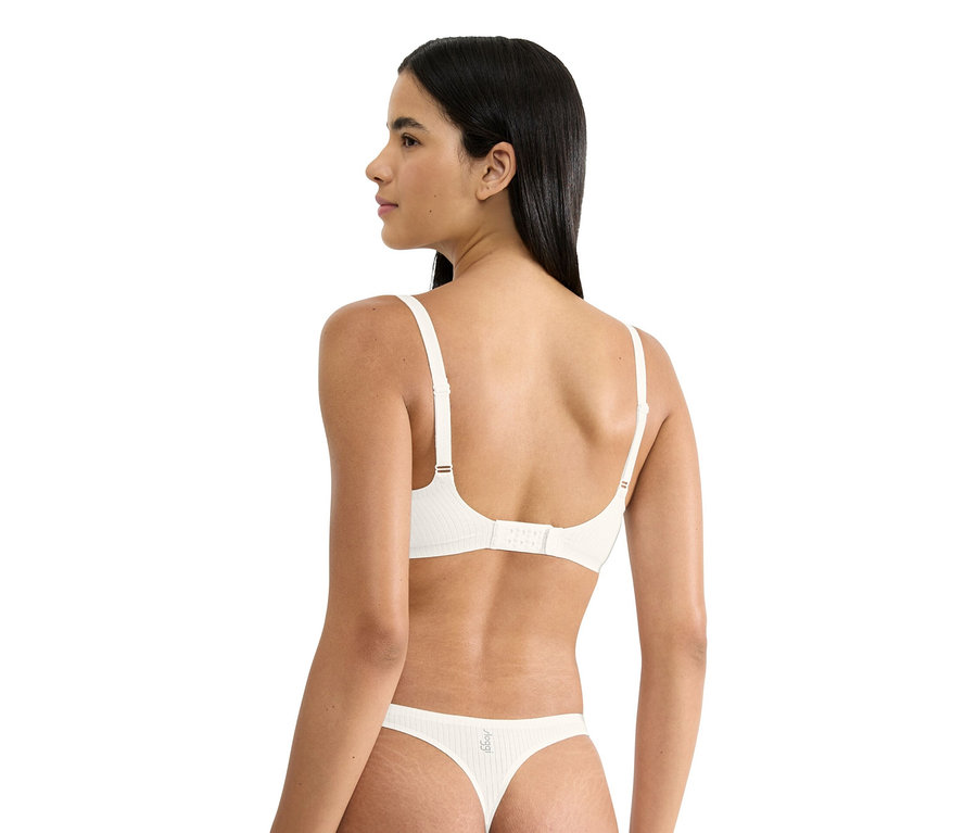 Frau von hinten, trägt einen weißen sloggi ZERO Feel Pure Soft BH und einen passenden weißen Tanga.