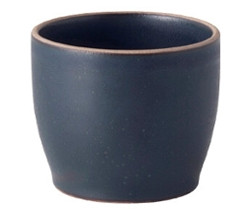 Ein einzelner marineblauer Keramikbecher steht auf einem weißen Hintergrund.