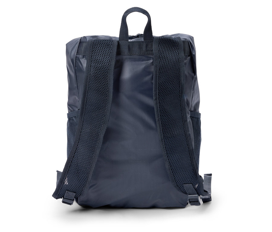 Dunkelblauer Rucksack mit Tragegriff und Schultergurten, von hinten aufgenommen.