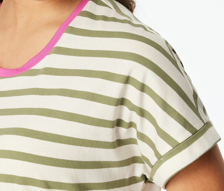 Nahaufnahme einer Frau, die ein gestreiftes T-Shirt mit rosa Akzenten trägt.