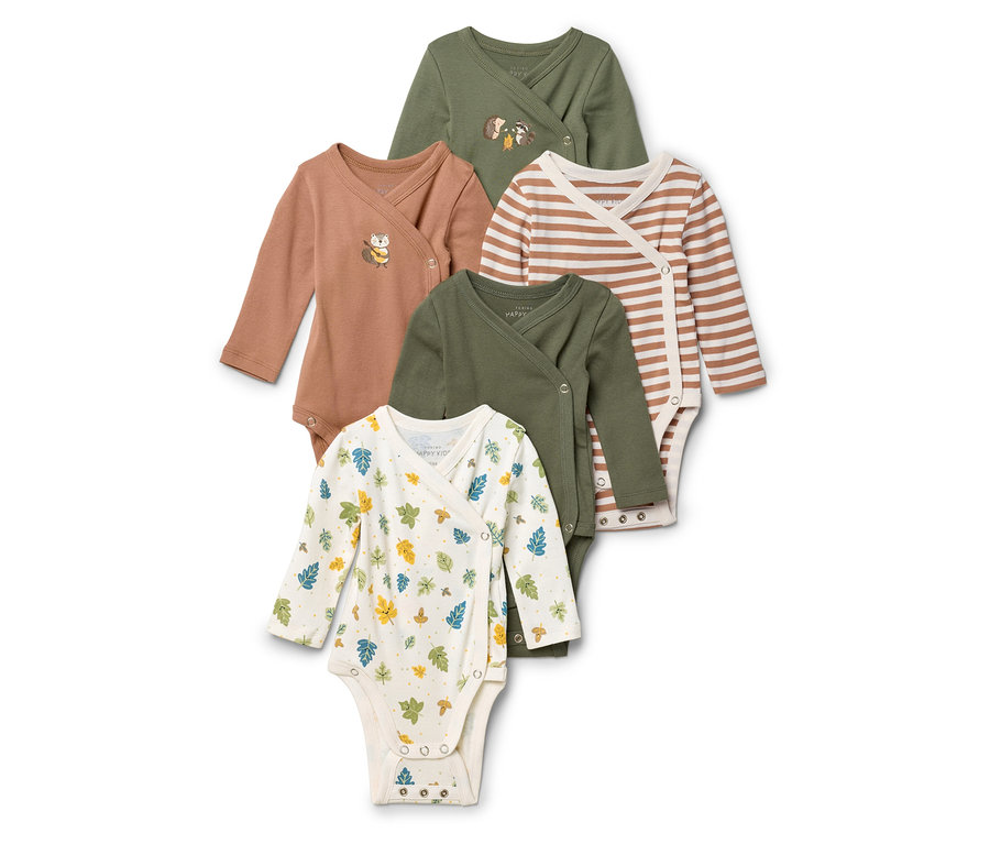 Fünf Baby-Wickelbodys liegen übereinander, darunter ein weißer mit Blättern, ein grüner, ein brauner mit Eichhörnchen und ein gestreifter.