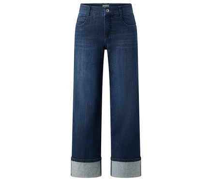 Dunkelblaue Jeans mit hochgekrempelten, hellgrauen Hosenbeinen vor weißem Hintergrund.