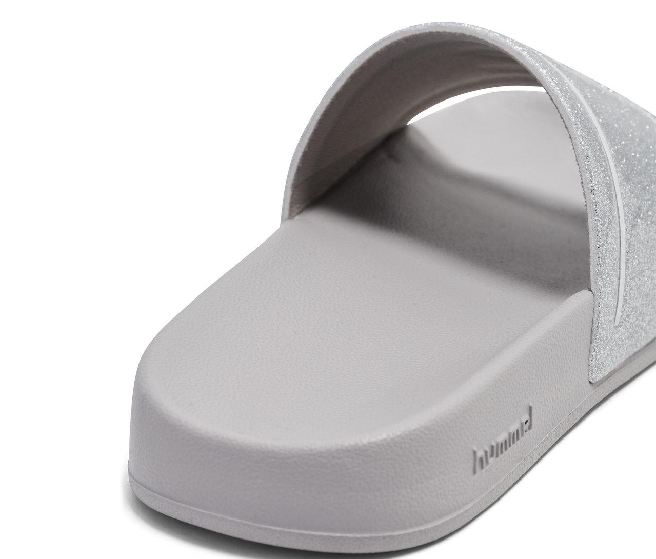Nahaufnahme eines einzelnen, grauen hummel® Badelatschen Pool Slide GlitterJR mit glitzerndem Riemen.