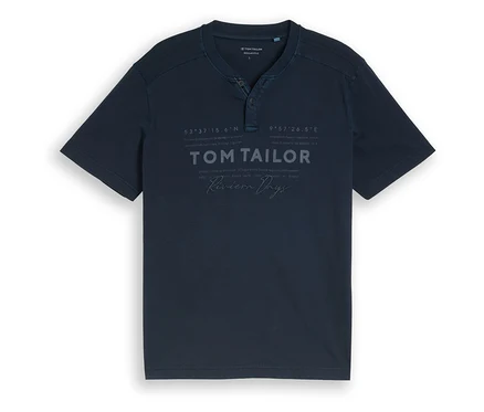 Dunkelblaues Henley-T-Shirt mit kurzen Ärmeln und einem Knopfverschluss am Kragen. Auf der Brust sind die Koordinaten "53°37'15.6"N" und "9°57'26.5"E", der Schriftzug "TOM TAILOR" und "Riviera Days" aufgedruckt.