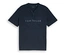 Dunkelblaues Henley-T-Shirt mit kurzen Ärmeln und einem Knopfverschluss am Kragen. Auf der Brust sind die Koordinaten "53°37'15.6"N" und "9°57'26.5"E", der Schriftzug "TOM TAILOR" und "Riviera Days" aufgedruckt.