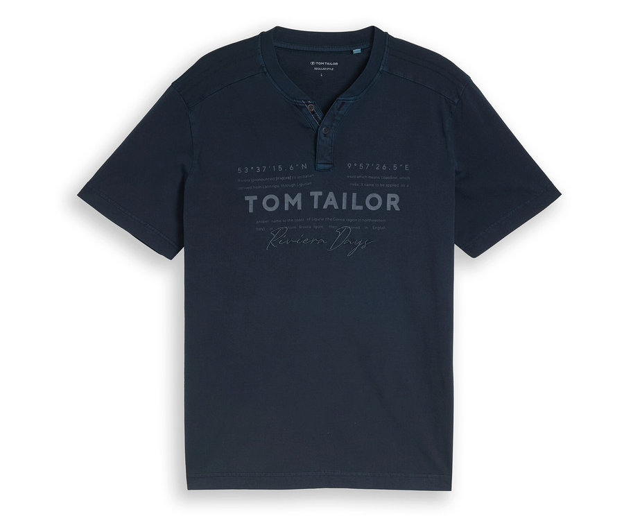 Dunkelblaues Henley-T-Shirt mit kurzen Ärmeln und einem Knopfverschluss am Kragen. Auf der Brust sind die Koordinaten "53°37'15.6"N" und "9°57'26.5"E", der Schriftzug "TOM TAILOR" und "Riviera Days" aufgedruckt.