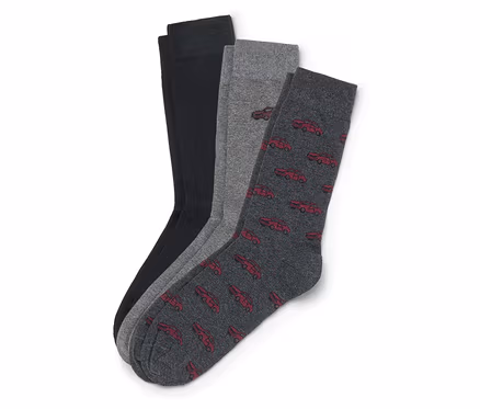 Drei Socken liegen übereinander: eine schwarze, eine graue und eine dunkelgraue mit roten Autos.
