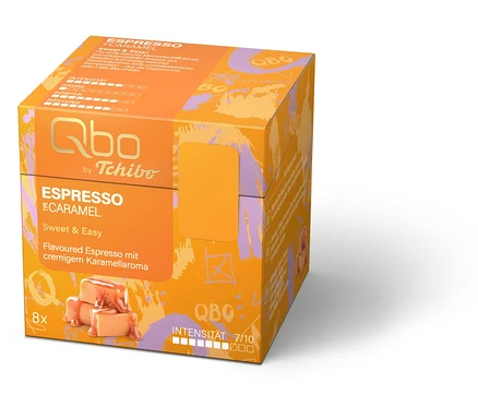 Eine orangefarbene Qbo Espresso Caramel Kapselbox von Tchibo mit Karamell-Abbildung.