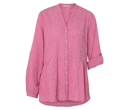 Nahaufnahme einer pinkfarbenen, gestreiften Bluse mit langen Ärmeln.