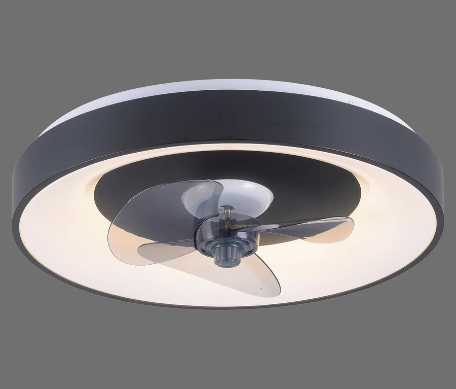 Ein runder, flacher Deckenventilator mit integrierter Beleuchtung, schwarzem Außenring, weißem Leuchtring und grauem Dreiflügel-Ventilator.