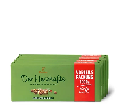 Vier Packungen Der Herzhafte - 4x 1 kg Gemahlen Kaffee. Grüne Verpackung mit rotem Streifen.