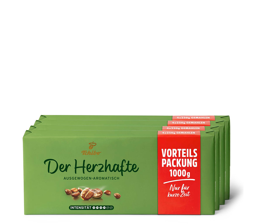 Vier Packungen Der Herzhafte - 4x 1 kg Gemahlen Kaffee. Grüne Verpackung mit rotem Streifen.