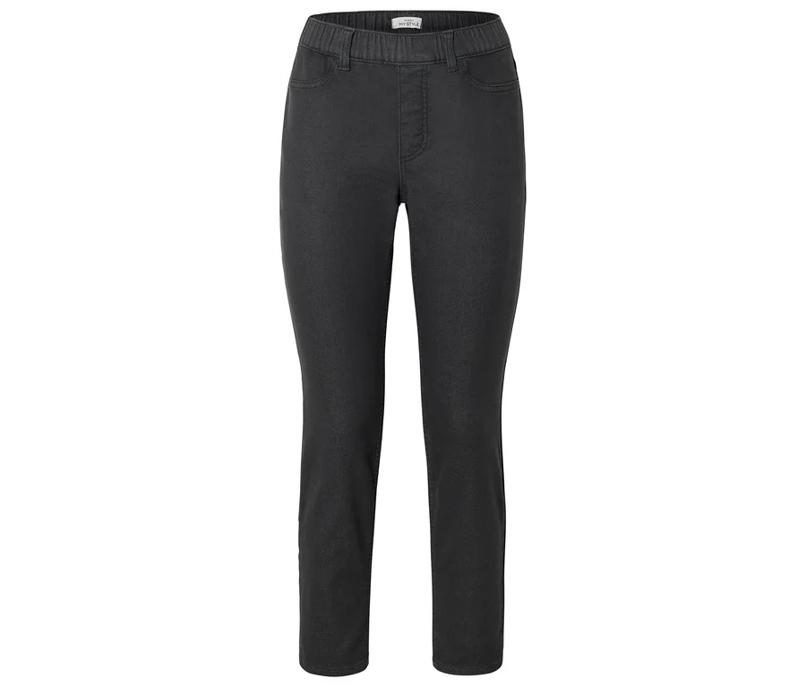 Dunkelgraue, schmal geschnittene Hose mit elastischem Bund und Vordertaschen, flach auf weißem Hintergrund liegend.