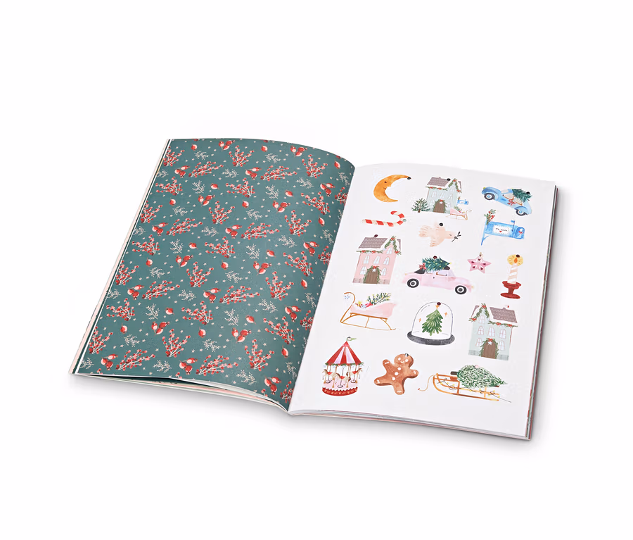 Offenes Buch mit Seiten mit Weihnachtsmotiven.