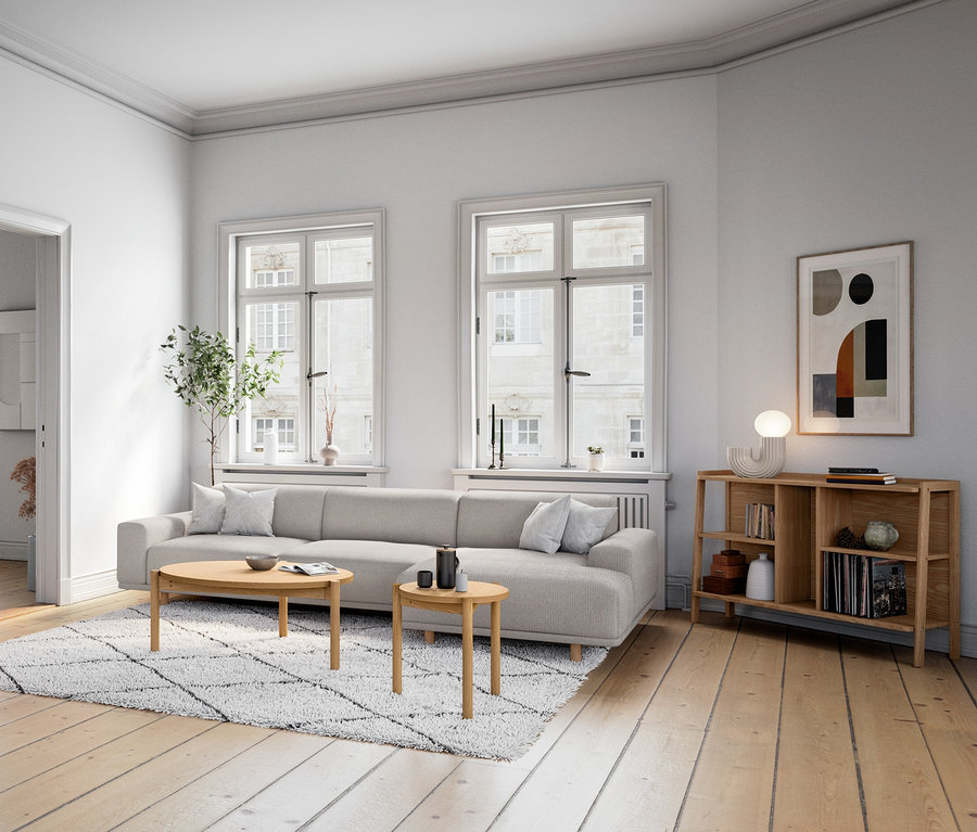 Wohnzimmer mit hellgrauem »Penelope« 2,5-Sitzer Sofa, Sideboard, Kommode und LED-Design-Tischleuchte auf einem Holztisch neben dem Sofa.