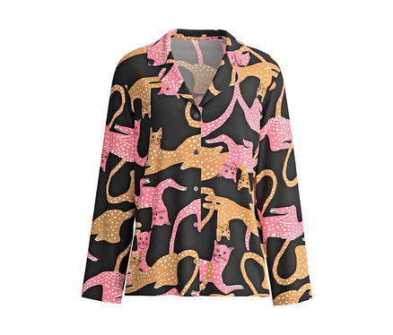 Schwarzes CALIDA Langarm-Shirt mit pinken und hellbraunen Katzen, die mit weißen Punkten bedeckt sind.