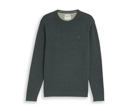 Tom Tailor Strickpullover in Darkest Olive Melange mit Rundhalsausschnitt und kleinem Logo auf der Brust, flach liegend.