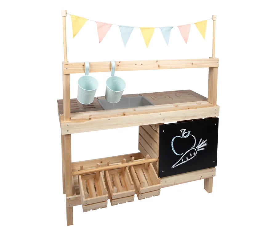 Die small foot Matschküche und der Kaufladen aus Holz mit Kochfeld, Spüle, Kreidetafel, Haken und drei Holzkisten. Darüber hängt eine Wimpelkette.
