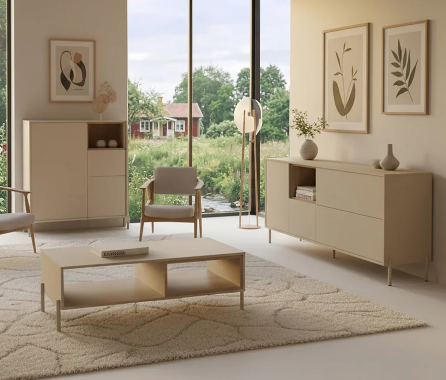 Wohnzimmer mit »Hygge« Couchtisch und »Hygge« Sideboard in Cashmere-Weiß. Sessel und Deko auf Teppich vor Fenster mit Gartenblick.