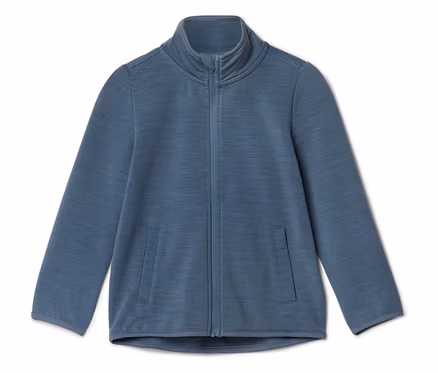 Eine blaue Fleecejacke mit durchgehendem Reißverschluss, hohem Kragen und zwei Vordertaschen, flach auf weißem Hintergrund liegend.