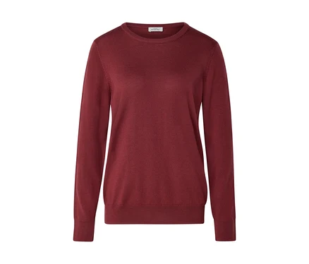 Ein langärmeliger, bordeauxroter Pullover mit Rundhalsausschnitt, flach auf weißem Hintergrund liegend. Er hat gerippte Bündchen und Saum, und ein kleines weißes 'MYSTYLE'-Etikett ist am inneren Kragen sichtbar.