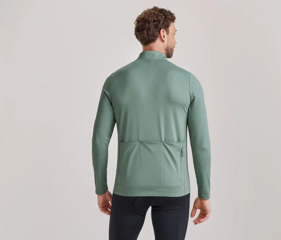 Mann von hinten, trägt ein langärmeliges grünes Radtrikot mit Rückentaschen und schwarze Radhose.
