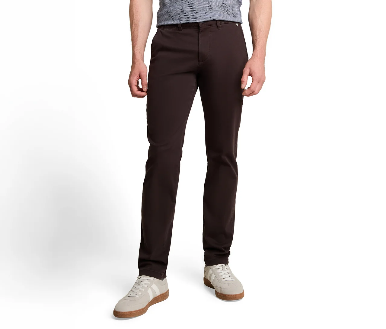 Mann trägt dunkelbraune Hose und hellgraue Sneaker mit weißen Streifen und brauner Sohle.