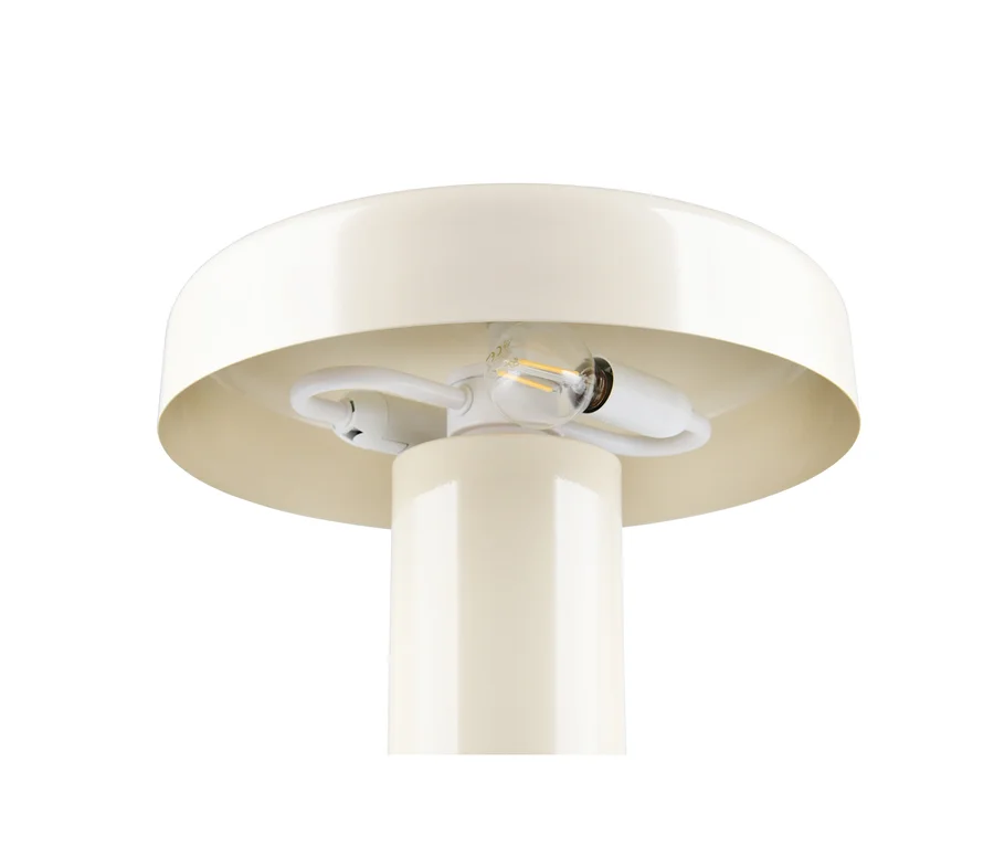 Nahaufnahme einer cremefarbenen Lampe mit zylindrischem Stiel und pilzförmigem Schirm, die eine klare LED-Glühbirne und weiße Verkabelung darunter zeigt.