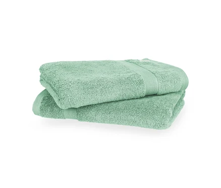 Zwei salbeigrüne Badetücher der SCHÖNER WOHNEN-Kollektion „Cuddly“, gefaltet und übereinandergelegt.