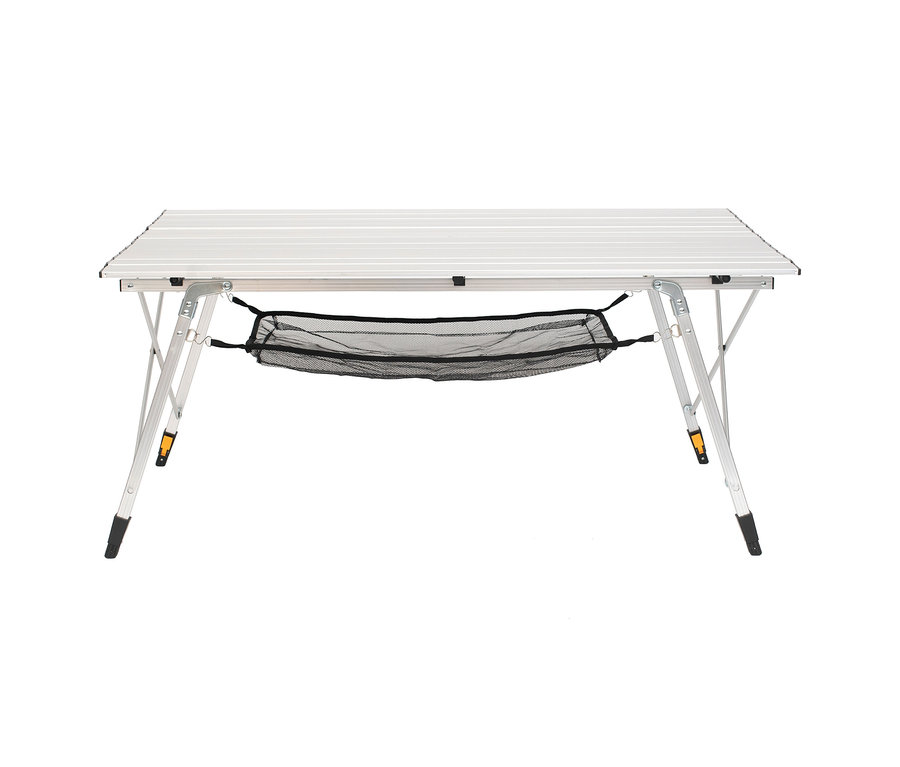 Faltbarer Campingtisch mit silberfarbener Aluminium-Tischplatte und einem schwarzen Netz unter der Platte.