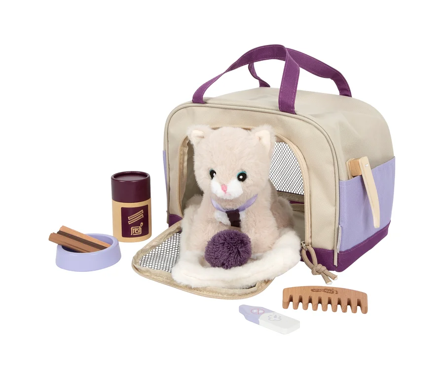 small foot Plüschkatze mit Tasche und Pflege-Set: Eine beige Plüschkatze sitzt in einer beigen und lila Transporttasche, umgeben von Futter und Pflegezubehör.