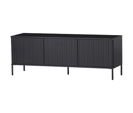 Schwarzer Schrank mit drei Türen, die vertikale Lamellendetails aufweisen. Der Schrank steht auf dünnen, schwarzen Metallbeinen.