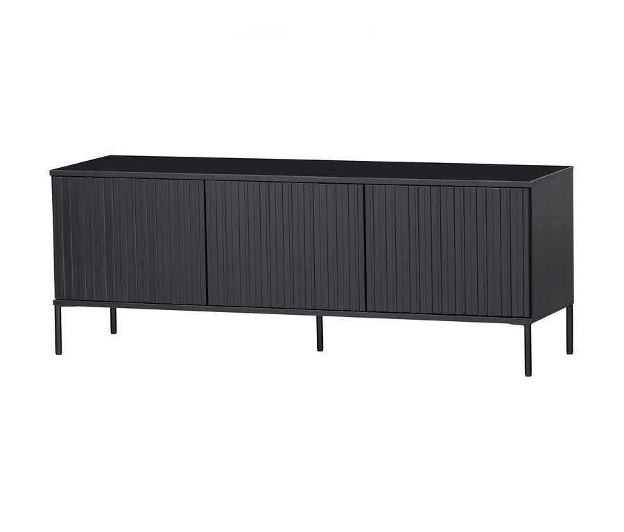 Schwarzer Schrank mit drei Türen, die vertikale Lamellendetails aufweisen. Der Schrank steht auf dünnen, schwarzen Metallbeinen.