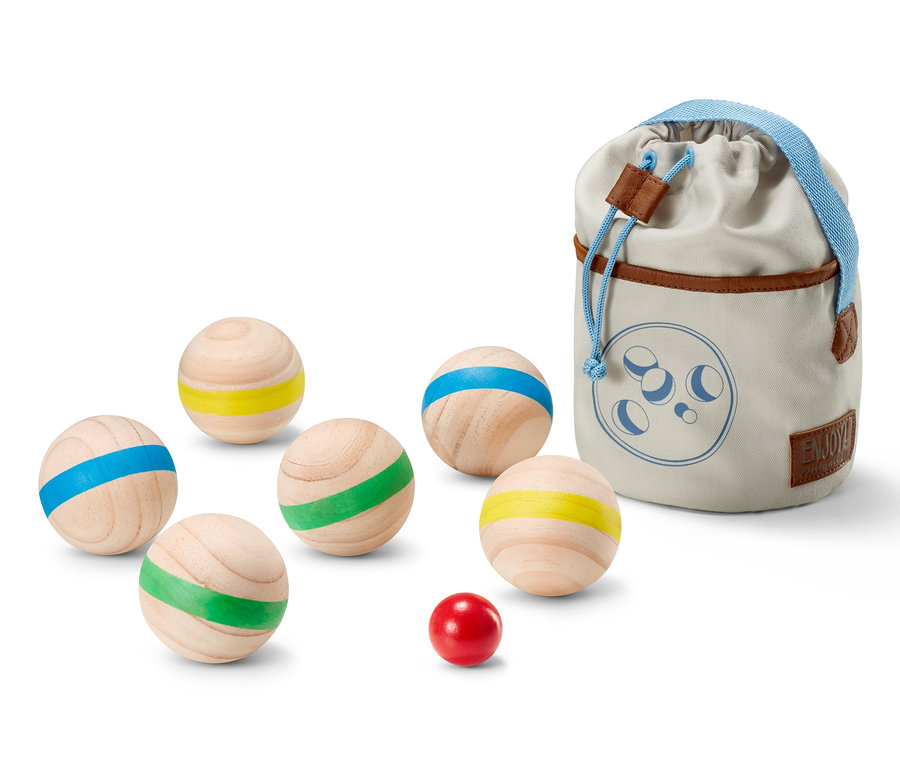 Ein Boule-Spiel mit sechs Holzkugeln mit farbigen Streifen und einer roten Kugel, neben einer beigen Tasche.