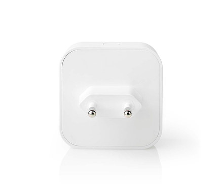 Weißer, quadratischer Netzadapter mit zwei runden Metallstiften auf der Vorderseite vor weißem Hintergrund.