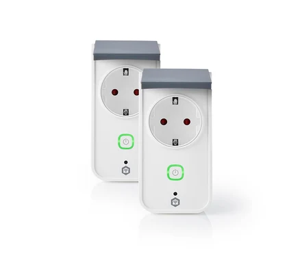 Zwei weiße Smart Plugs mit grauen Oberseiten, jeweils mit einer Steckdose, einem grün leuchtenden Einschaltknopf und Smart-Home-Symbolen, schräg auf weißem Hintergrund.