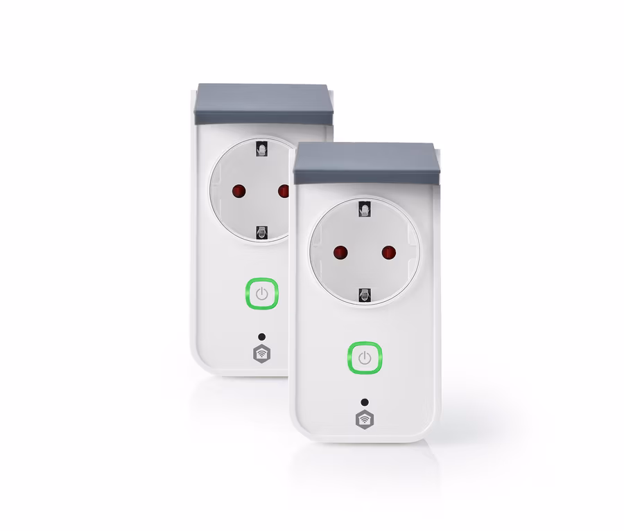 Zwei weiße Smart Plugs mit grauen Oberseiten, jeweils mit einer Steckdose, einem grün leuchtenden Einschaltknopf und Smart-Home-Symbolen, schräg auf weißem Hintergrund.