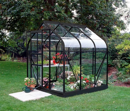 Vitavia Gewächshaus Orion ESG 3,8 m² inkl. Rahmenfundament mit Pflanzen auf einer Wiese.