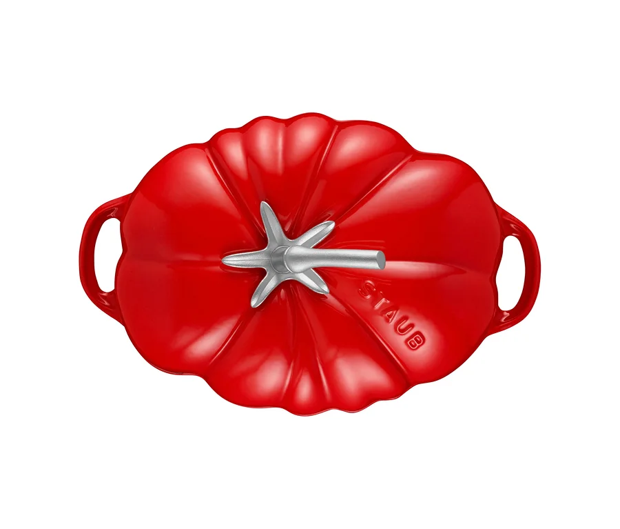 Roter STAUB Gusseisen-Bräter in Tomatenform mit silbernem Stielgriff, von oben gesehen.