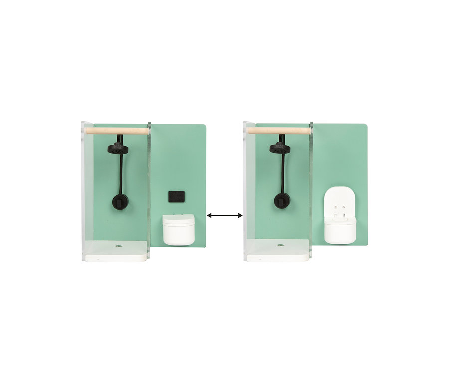 Zwei small foot Puppenhausmöbel-Sets für das Badezimmer. Jedes hat eine hellgrüne Rückwand, transparente Seitenwand, Holzstange und schwarzen Duschkopf. Das linke Set enthält eine weiße Badewanne und Toilette, das rechte Set eine weiße Toilette.